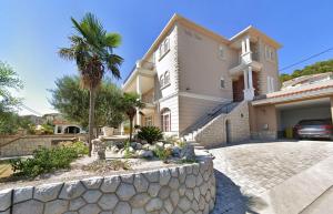 Seafront Family Apartment Una - Sunny Rab Island