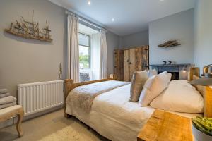 Stunning Views from this cosy Dog Friendly Riverside Cottage in Noss Mayo