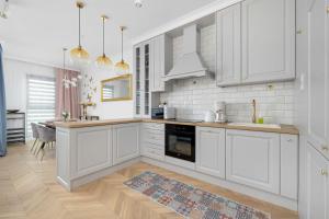 Dwupoziomowy Apartament w Krakowie z Sauną, Jacuzzi, Parkingiem i Tarasem by Renters Prestige