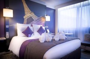 Privilege Room with a double bed room in Mercure Paris Centre Tour Eiffel