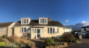 Baywatch Mawgan Porth Spacious Home sleeps 9, Games room, Parking & Garden