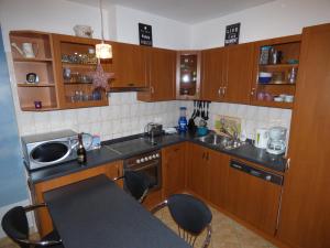 BOK - Central modern 2BR Apt w balcony, FREE INDOOR PARKING!