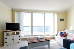 Coastal Views-2 bedroom, 2 bathroom flat in Southbourne with balcony and panoramic sea views