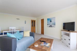 Coastal Views-2 bedroom, 2 bathroom flat in Southbourne with balcony and panoramic sea views