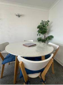 Coastal Views-2 bedroom, 2 bathroom flat in Southbourne with balcony and panoramic sea views