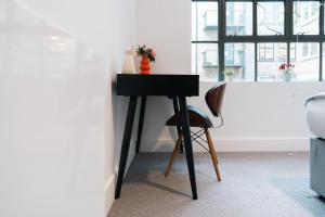 Stylish 2-Bedroom Flat with Balcony in Clerkenwell