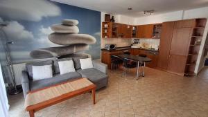 BOK - Central modern 2BR Apt w balcony, FREE INDOOR PARKING!