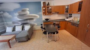 BOK - Central modern 2BR Apt w balcony, FREE INDOOR PARKING!