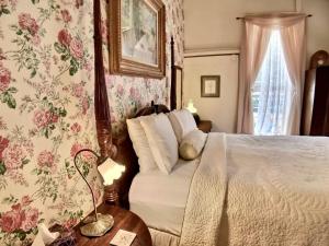 Brownstone Garden Suite Flat walk to Downtown
