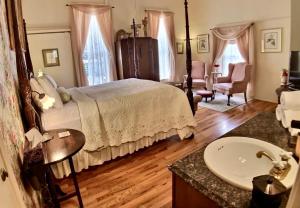 Brownstone Garden Suite Flat walk to Downtown