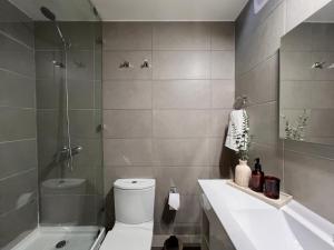 Lujoso Depto Las Condes - vista panorámica, a una cuadra del metro & estacionamiento gratis