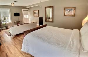 Brownstone Penthouse Suite Patio Walk to Downtown