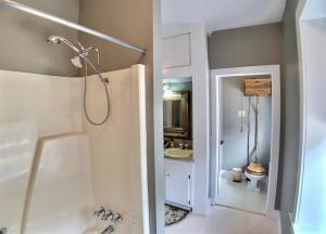 Brownstone Penthouse Suite Patio Walk to Downtown