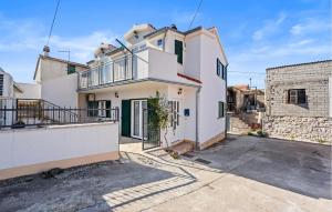 2 Bedroom Gorgeous Apartment In Vezac 