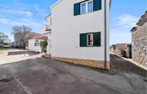 2 Bedroom Gorgeous Apartment In Vezac 