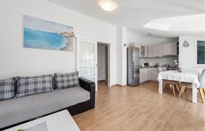 2 Bedroom Gorgeous Apartment In Vezac 