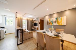 Aconchego e privacidade para sua família com 2 quartos, sala e cozinha integrados e sacada com churrasqueira