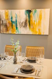 Aconchego e privacidade para sua família com 2 quartos, sala e cozinha integrados e sacada com churrasqueira