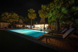 Walakiri Bungalow Single Room Bungalow with Queen Bed, Sofabed, Shower, FREE Access to Pool and Gym, Onsite SPA, Car-Bike-ATV Rental, Diving and Fishing