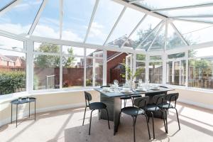Bright & Spacious 4 Bedroom Home with Garden