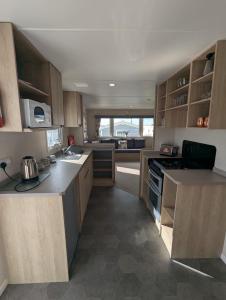 BRIGHT MODERN CARAVAN with PARTIAL VIEWS OF FLEET LAGOON HAVEN LITTLESEA HOLIDAY PARK