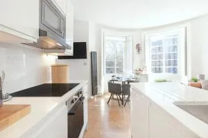 Luxury 2 Bedroom Flat In Royal Crescent - London