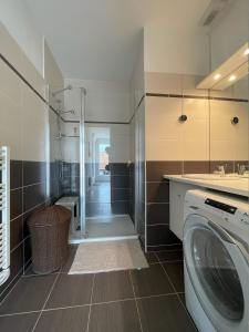 Maisons de vacances Modern and Bright home walk to beach with garage : photos des chambres