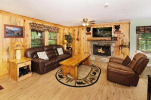 Adorable red cabin with hot tub, firepit, and seclusion!