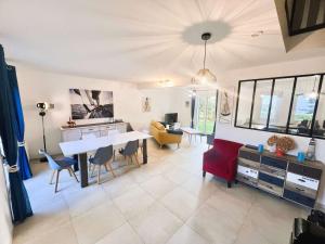 Maisons de vacances Maison lumineuse avec jardin entre plages de Cap-Coz et Beg-Meil, proche activites nautiques - FR-1-481-173 : photos des chambres