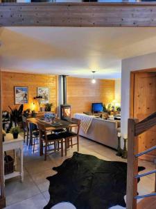 Chalet Abricotine, sleeps 10, Hot tub