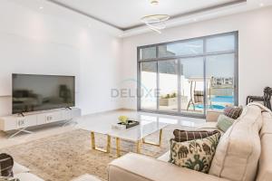 Pool and Sea Views 4BR and Maids Room Villa with Private Pool, Kid's Pool and BBQ Facility, Sharm - Al Dana Villa, Al Dana Island by Deluxe Holiday Homes - 4hvězdičkové hotely ve městě Fudžajra