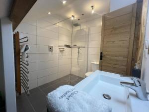 Chalets Chalet Clocher Sleeps 10 Hot tub : photos des chambres
