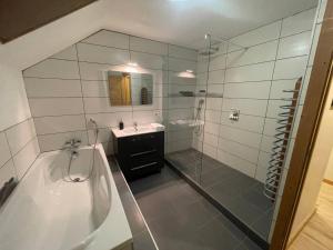 Chalets Chalet Clocher Sleeps 10 Hot tub : photos des chambres