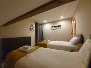 Chalets Chalet Clocher Sleeps 10 Hot tub : Chalet