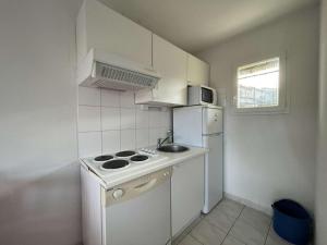 Maisons de vacances Maison Duplex avec Piscines a Salavas - 6 Personnes, Animaux Admis, Parking, Terrasse et WiFi - FR-1-382-136 : photos des chambres