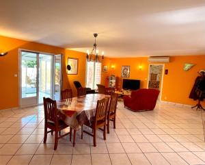 Maisons de vacances Maison familiale toute equipee St Gilles X vie 85 : photos des chambres