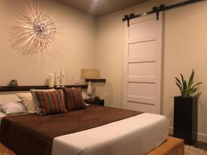 Beautiful Cottage, hot tub, in great neighborhood