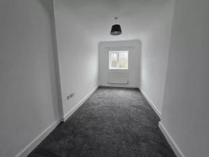 Luxury 4-Bed Home Near City