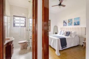 Refúgio Tropical com Piscina Fantástica no Centro da Cidade em Caraguatatuba