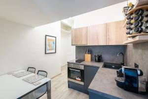 Apartment by the metro with private parking