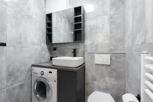 Apartment by the metro with private parking