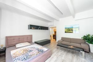 Apartment by the metro with private parking