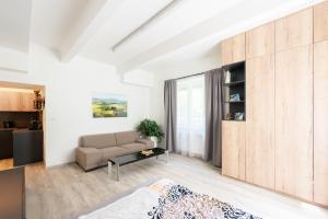 Apartment by the metro with private parking