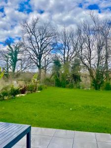 Villas Le chant du Gave- Maison neuve lumineuse avec piscine- Riviere en contrebas du jardin : photos des chambres