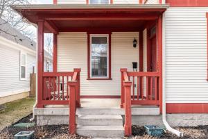 Cozy Downtown Escape Hot tub and Modern Touches