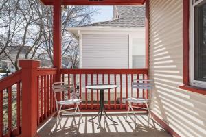 Cozy Downtown Escape Hot tub and Modern Touches