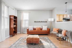 Cozy Downtown Escape Hot tub and Modern Touches