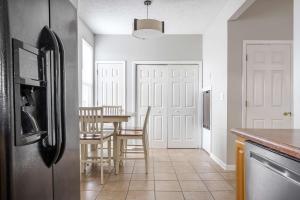 Cozy Downtown Escape Hot tub and Modern Touches