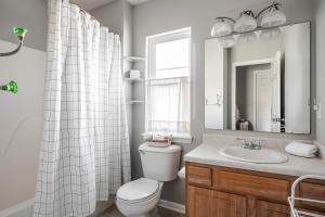 Cozy Downtown Escape Hot tub and Modern Touches