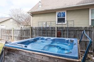 Cozy Downtown Escape Hot tub and Modern Touches